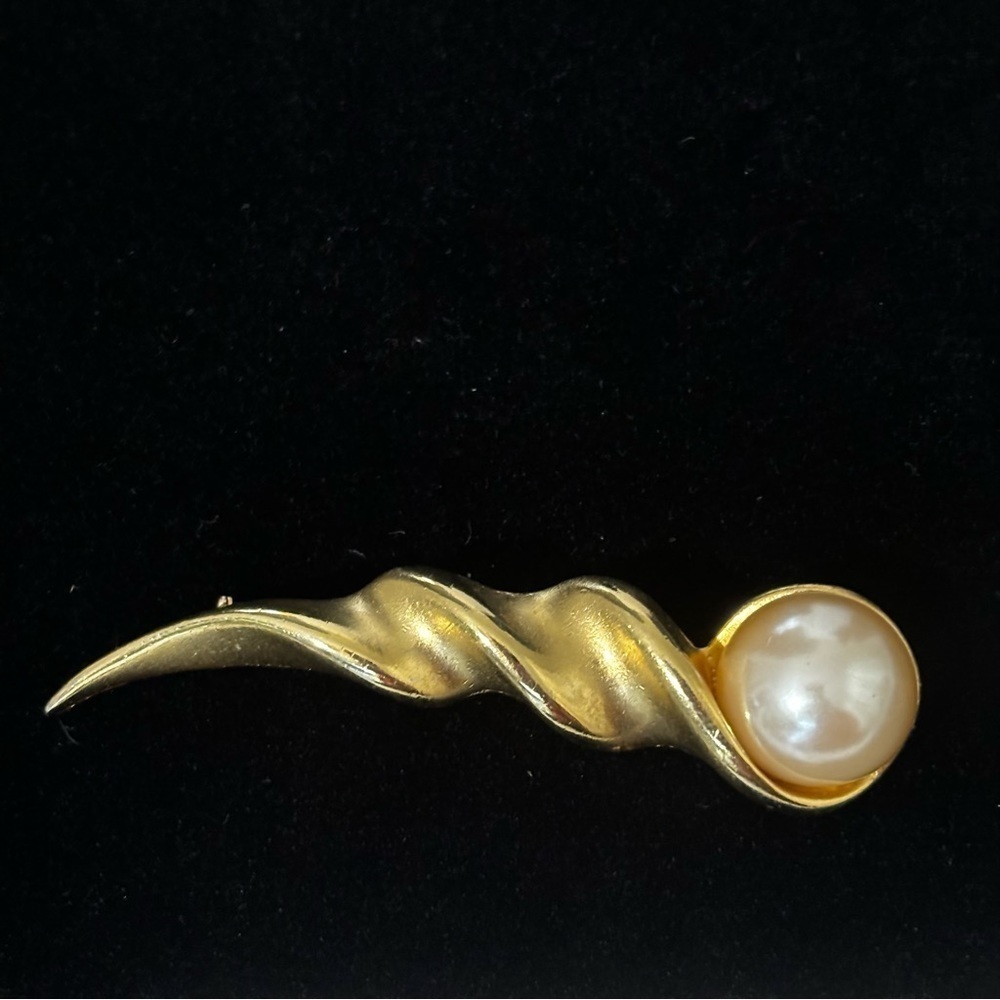 Unique vintage gold tone and pearl large brooch pin